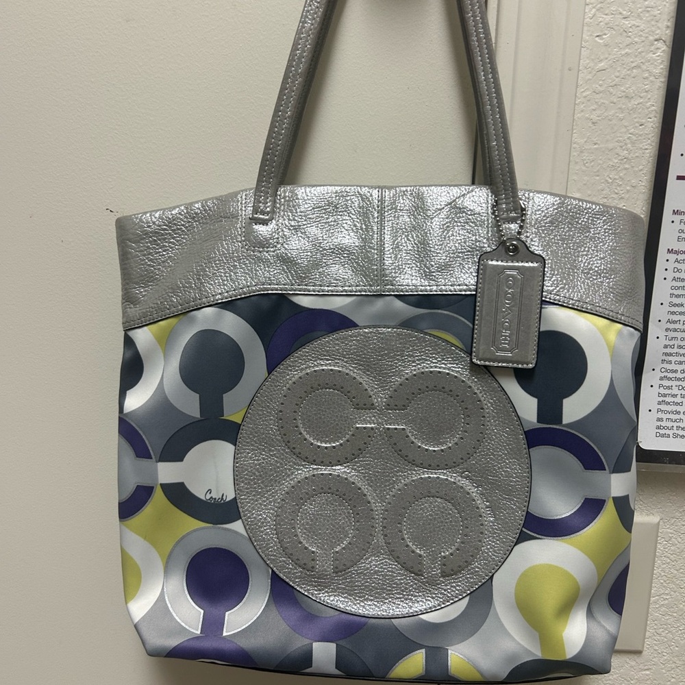 Gorgeous Coach Julia Op Art Signature Tote bag.Metallic Silver colorful